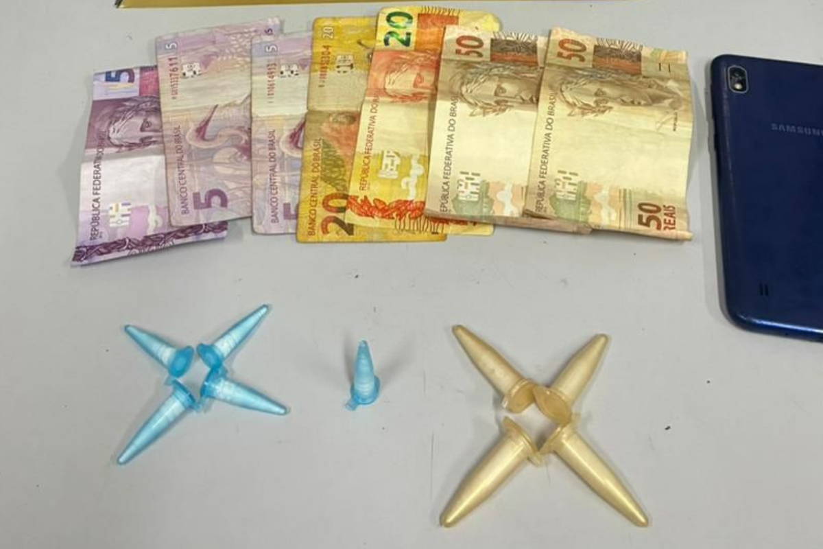Os policiais encontraram nove porções de cocaína e R$ 155 em dinheiro trocado