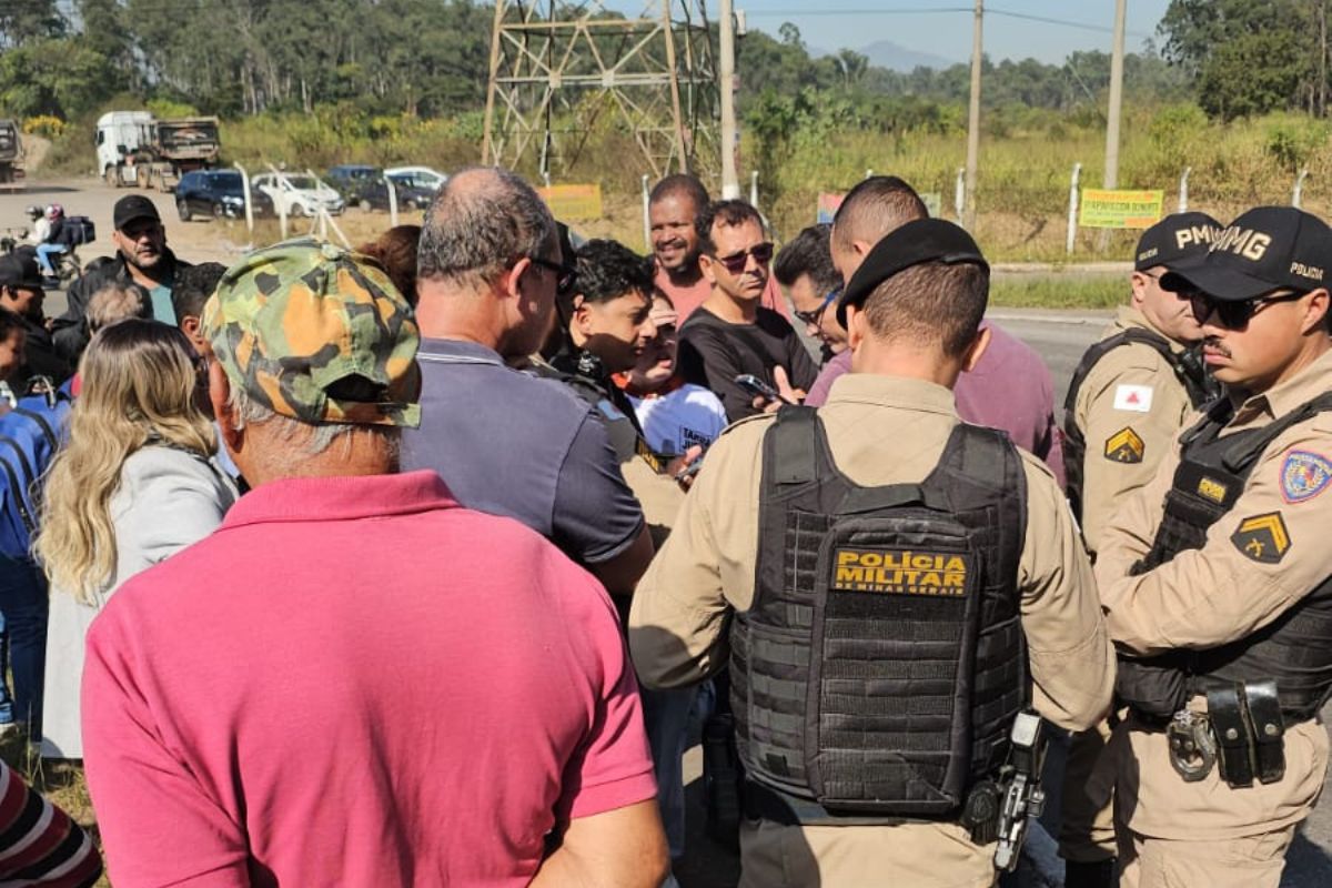 Manifestantes bloquearam a passagem dos ônibus metropolitanos na altura da Portaria 2 da Petrobras, na rotatória da avenida Refinaria Gabriel Passos