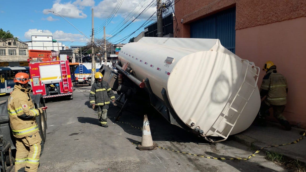 Carreta com 10 mil litros de etanol afunda na avenida Pedro II, n