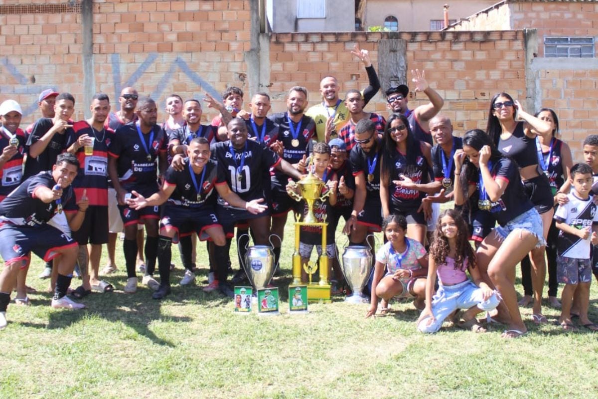 A torcida do Baixada voltou a fazer a festa no bairro Bandeirinhas, em Betim, neste domingo (4)