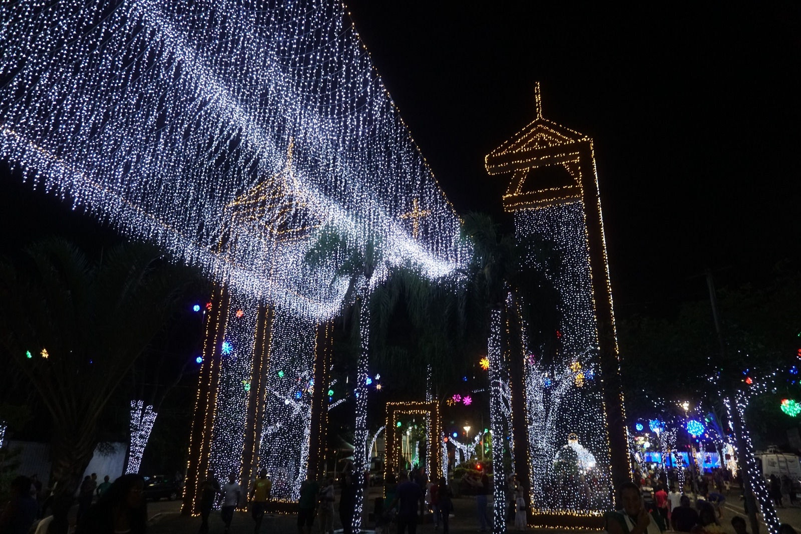 Decoração natalina deste ano conta com mais de 340 mil microlâmpadas e 34 mil metros de cordões luminosos