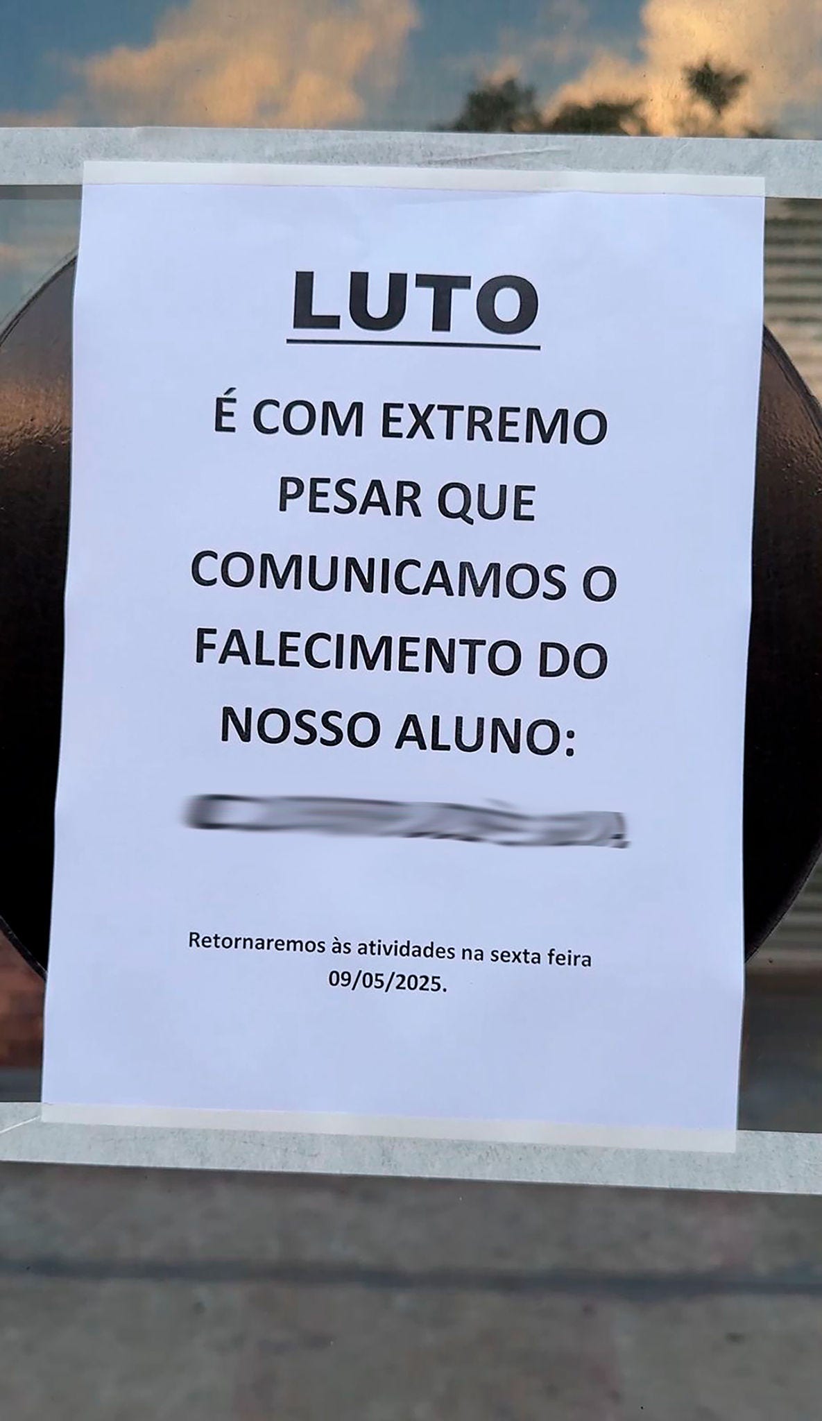 Academia onde fatalidade ocorreu, no bairro Ingá, ficará fechada por dois dias; aviso foi colocado na porta do estabelecimento 