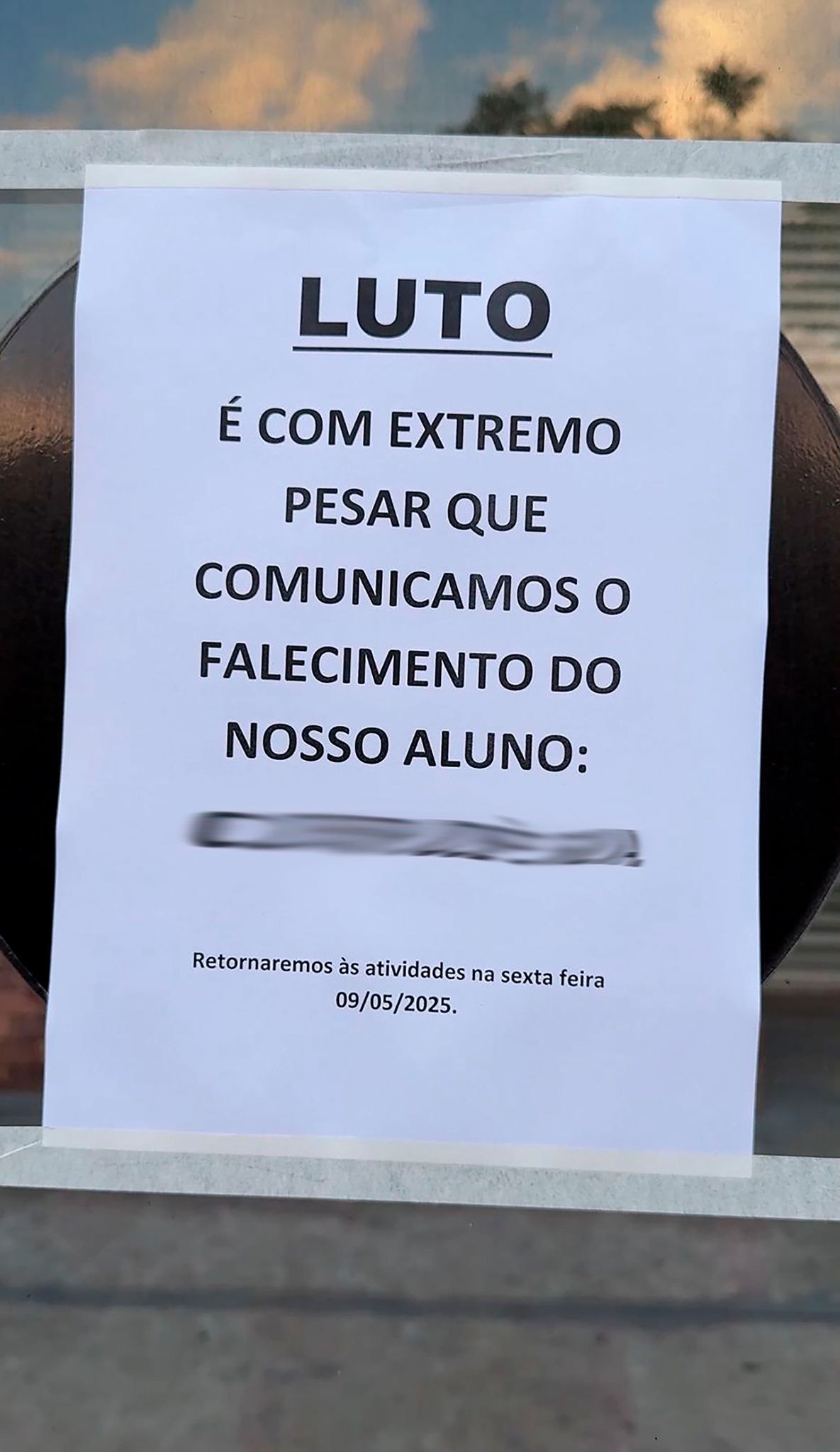 Academia onde fatalidade ocorreu, no bairro Ingá, ficará fechada por dois dias; aviso foi colocado na porta do estabelecimento 