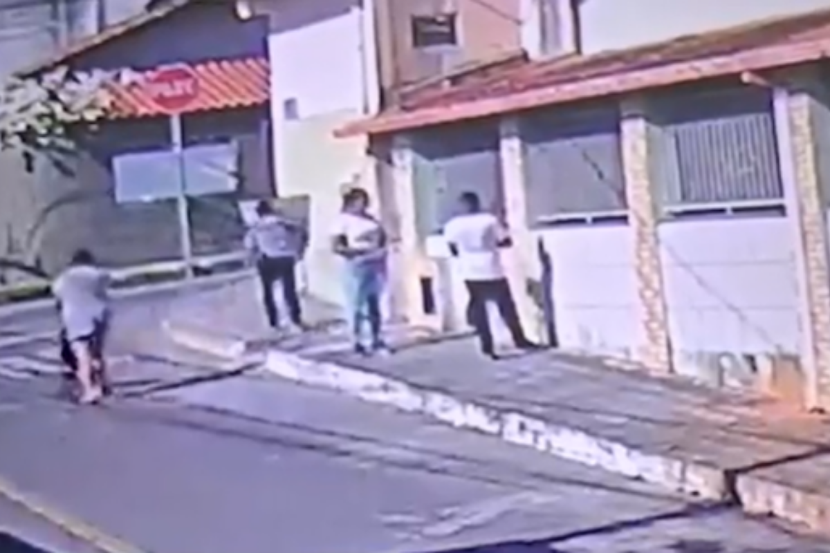 Após conquistar a confiança das vítimas, o casal aproveita para trocar o cartão bancário do idoso por outro similar