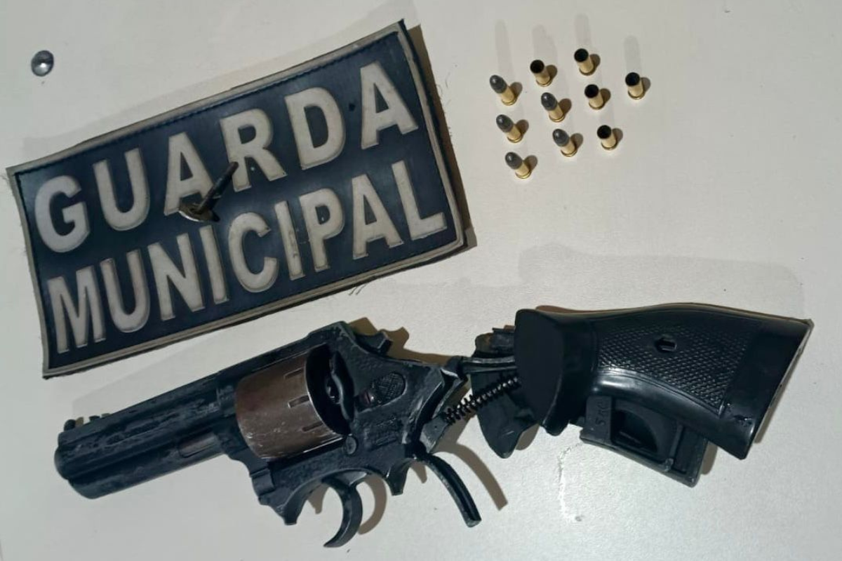 Revólver apreendido com os suspeitos
