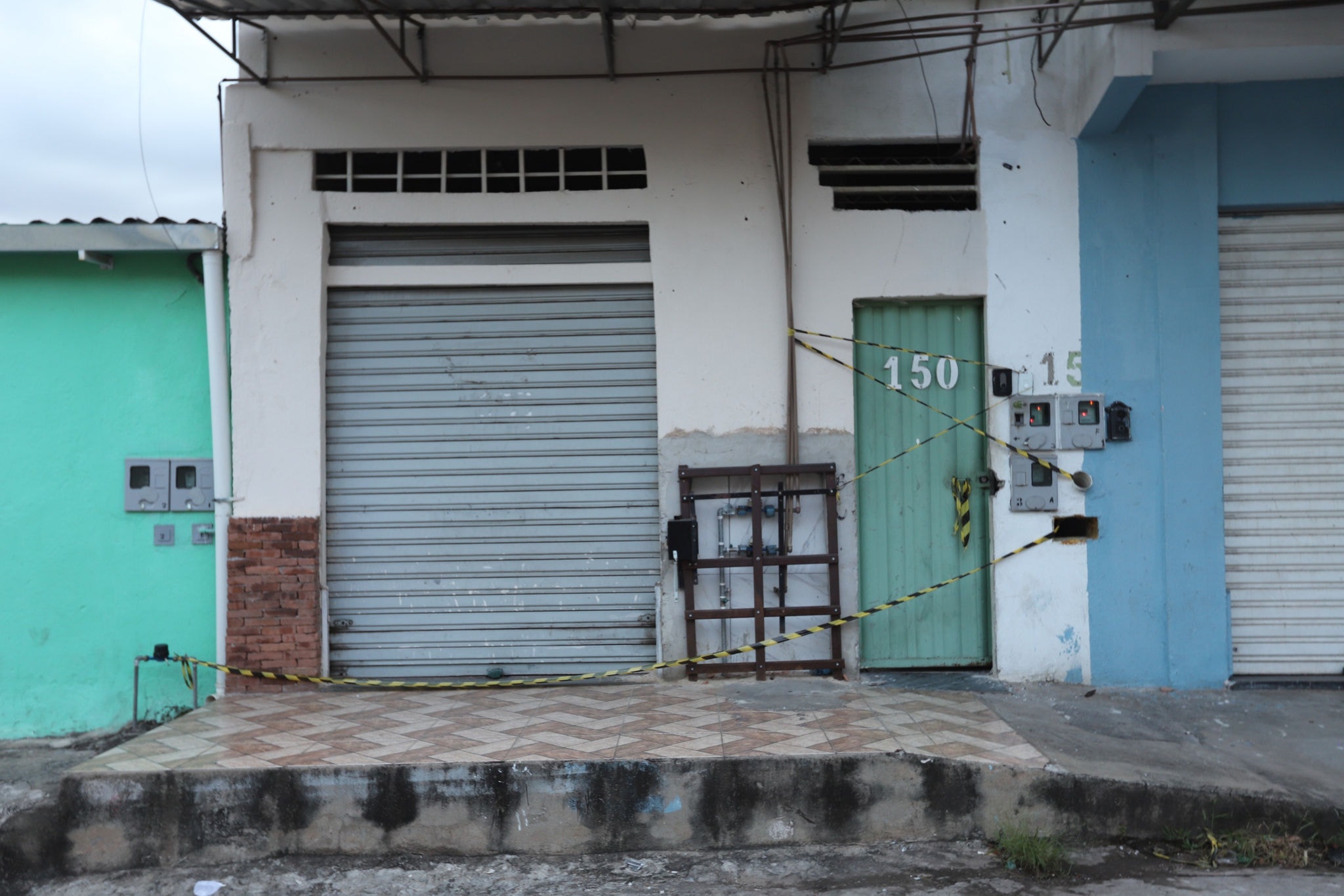 Imóvel incendiado criminosamente fica aos fundos de uma loja, na rua São José