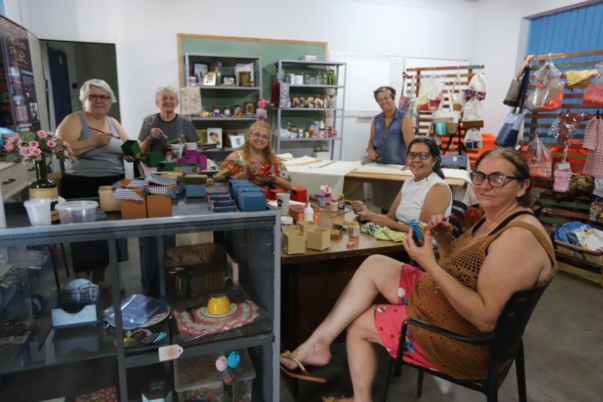 Nesta segunda-feira (1º), parte do grupo se reuniu para adiantar a produção e preparar itens que estarão à venda no sábado