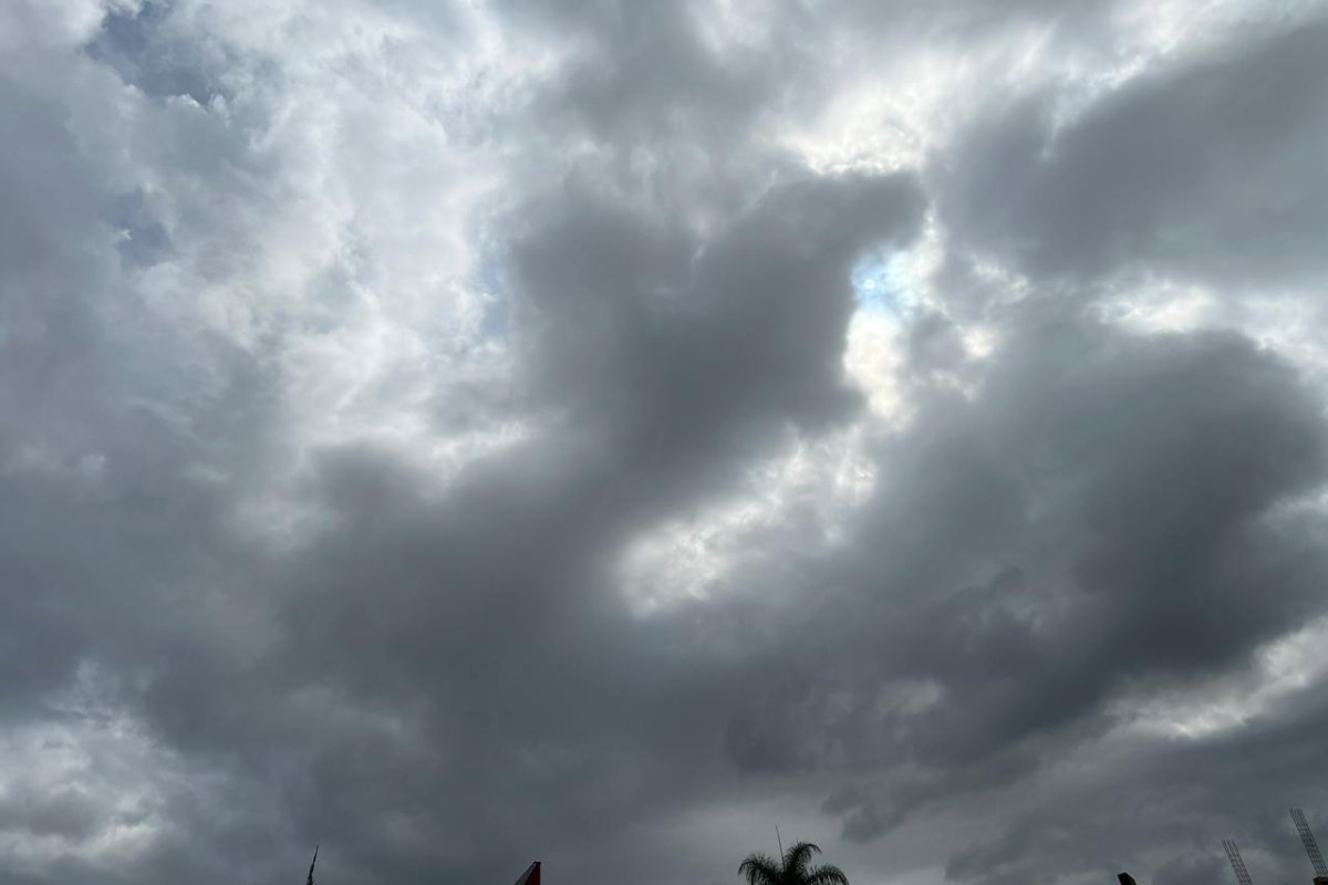 Dia amanheceu nublado em boa parte da cidade