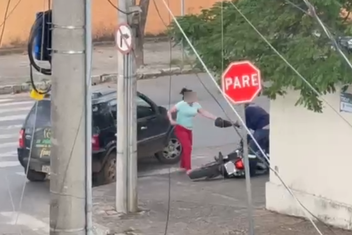 Passageira do carro e motociclista tiveram um confronto físico que resultou em ferimentos na mão da mulher