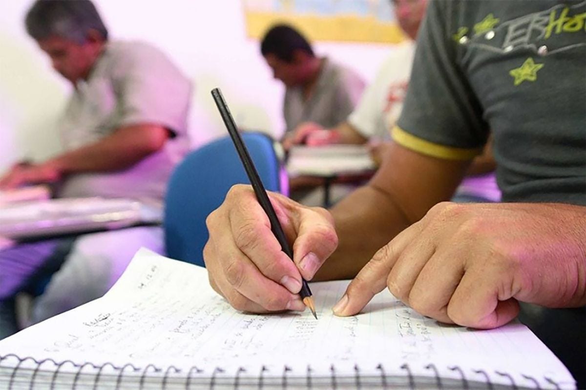 Atualmente, a rede municipal dispõe de seis escolas credenciadas para ofertar a EJA