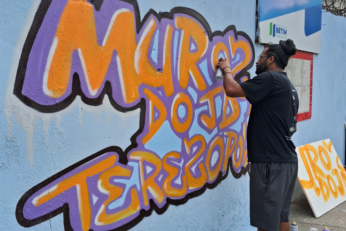 Projeto Muros do Jardim Teresópolis: Cor e Vida deu início às atividades de grafite na Escola Municipal Adelina Gonçalves Campos neste sábado (23/5)