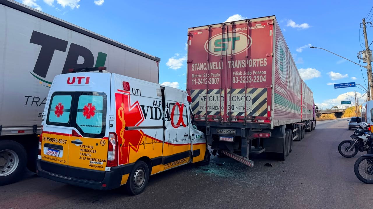Motorista da ambulância teria sido fechado por um carro e, ao tentar desviar, acabou batendo na traseira da carreta