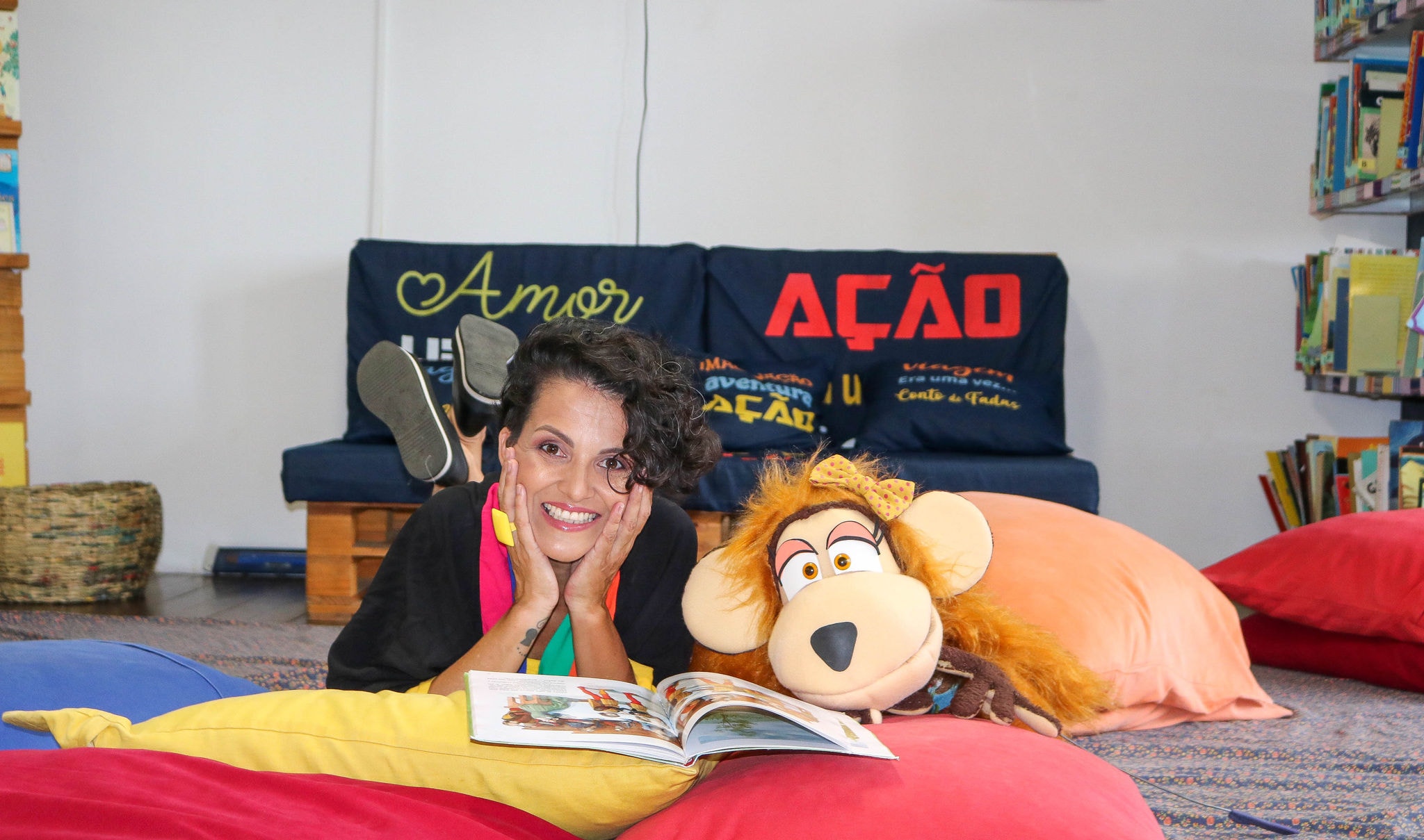 Contadora de histórias Bruna Bernardes, mais conhecida como Nana, se apresenta no dia 20 de março, às 20h