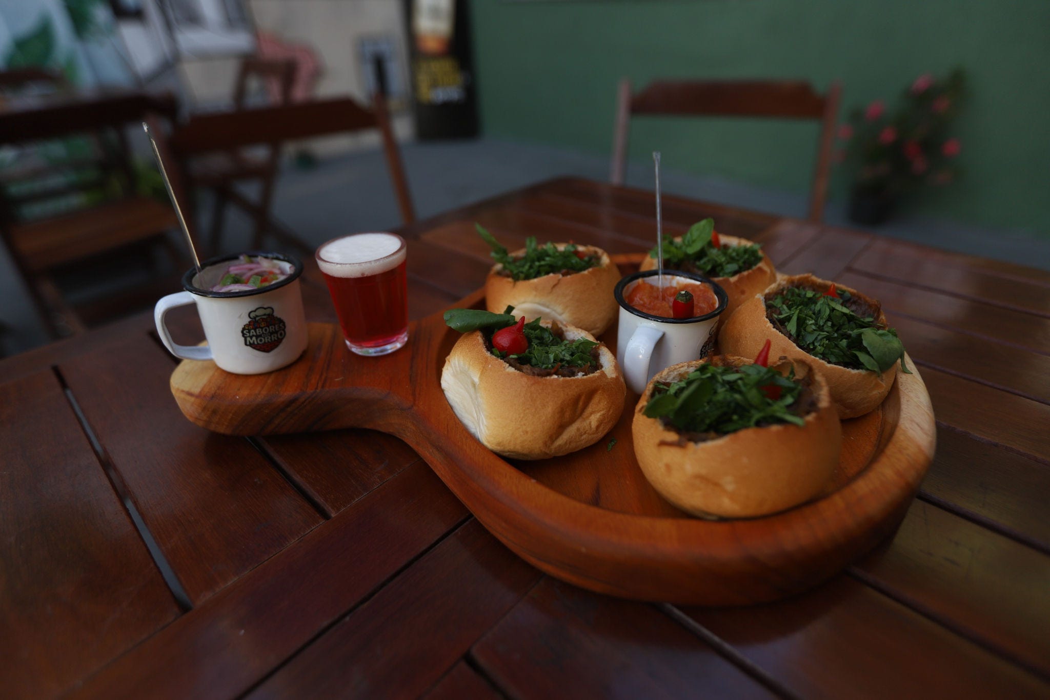 Rabada desfiada, queijo cremoso e o toque da cachaça com pimenta dedo-de-moça: prato criativo é aposta ousada do bar