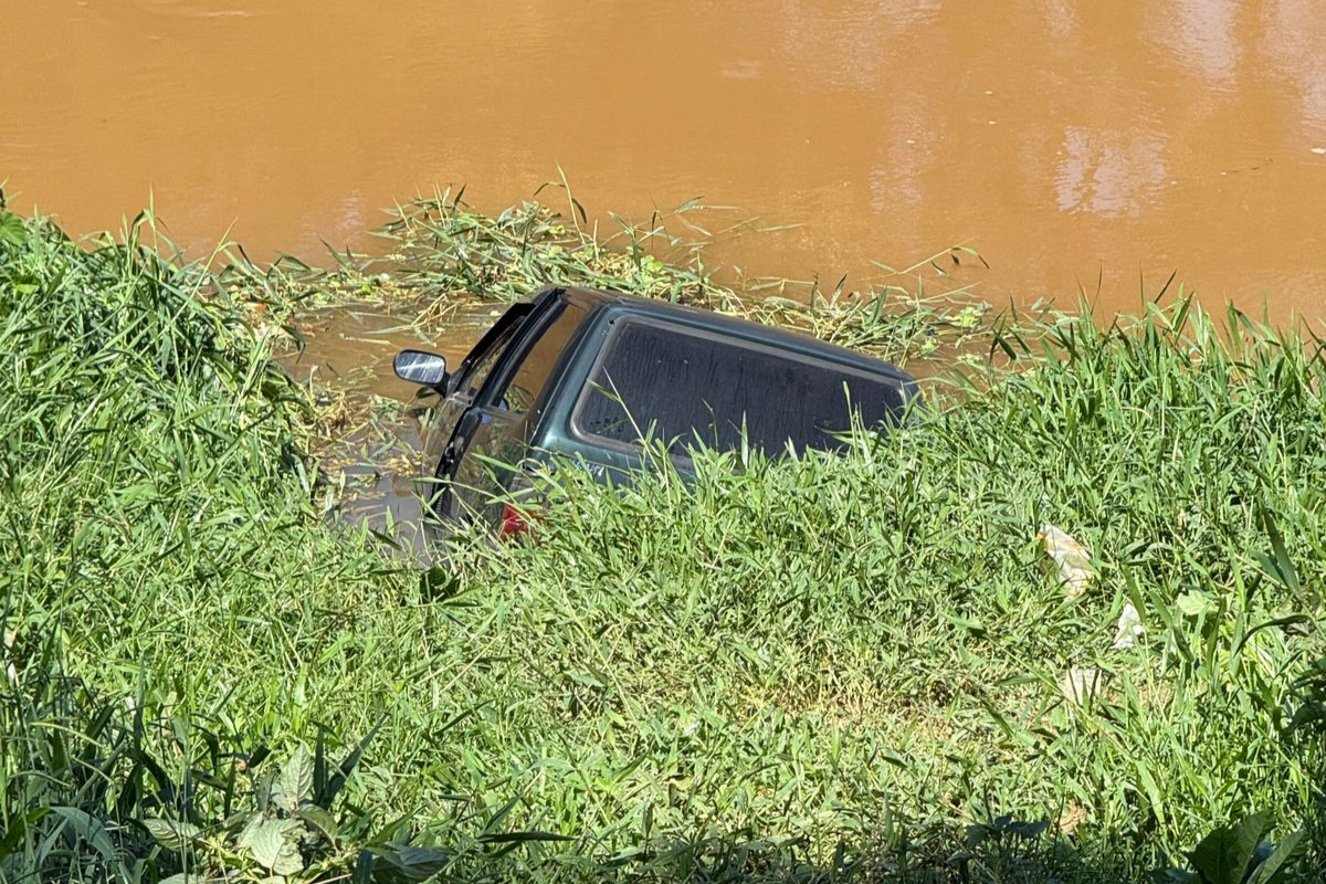 Veículo estava nas margens do curso d'água