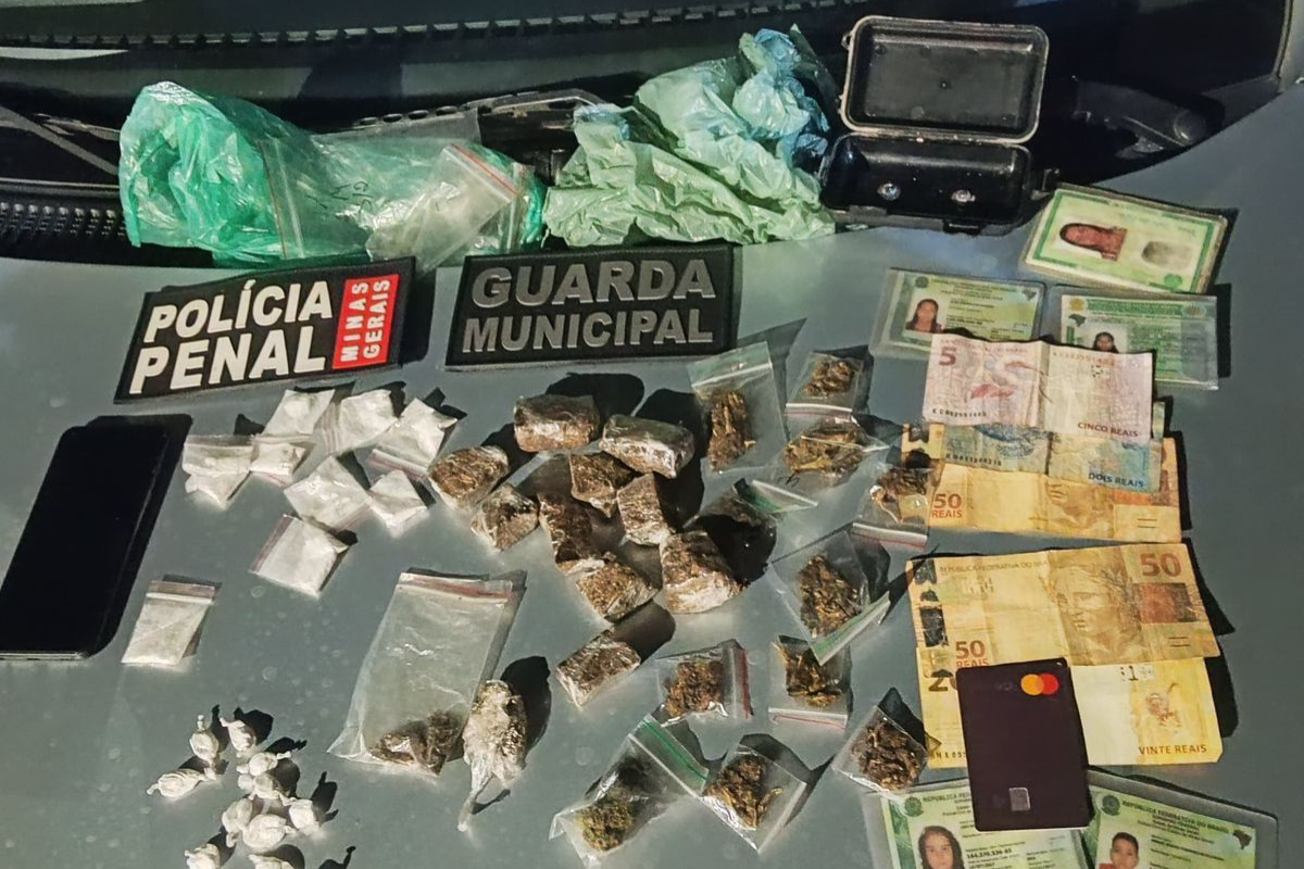 Foram apreendidos 23 buchas de maconha, 20 pacotes de cocaína, um celular, um chip telefônico, R$ 127,50 em dinheiro e dois cabos carregadores