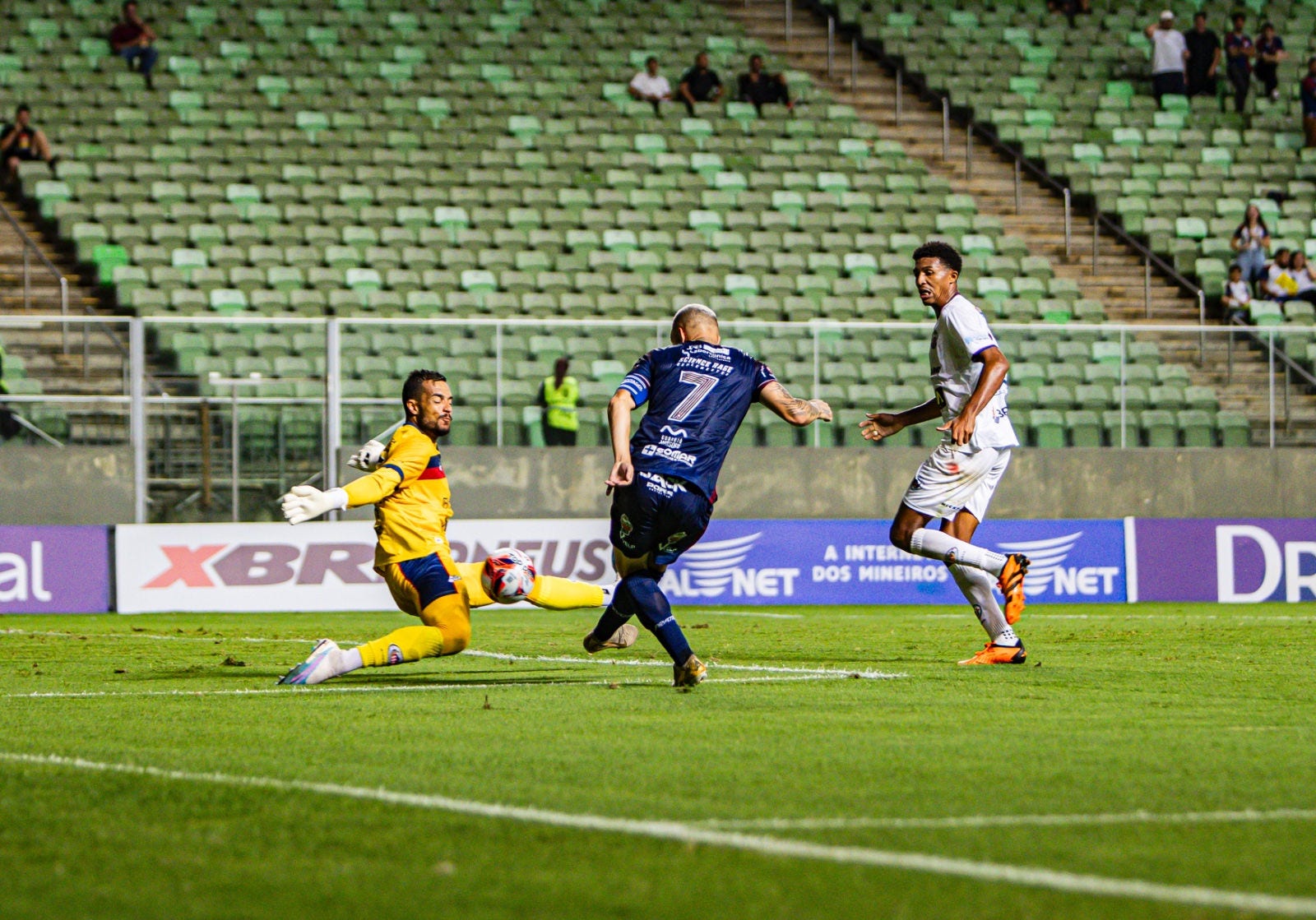 Após um primeiro tempo mais presente no jogo, Betim teve uma mudança de cenário  com a expulsão do zagueiro Gabriel Marques, aos 40 minutos da etapa final 