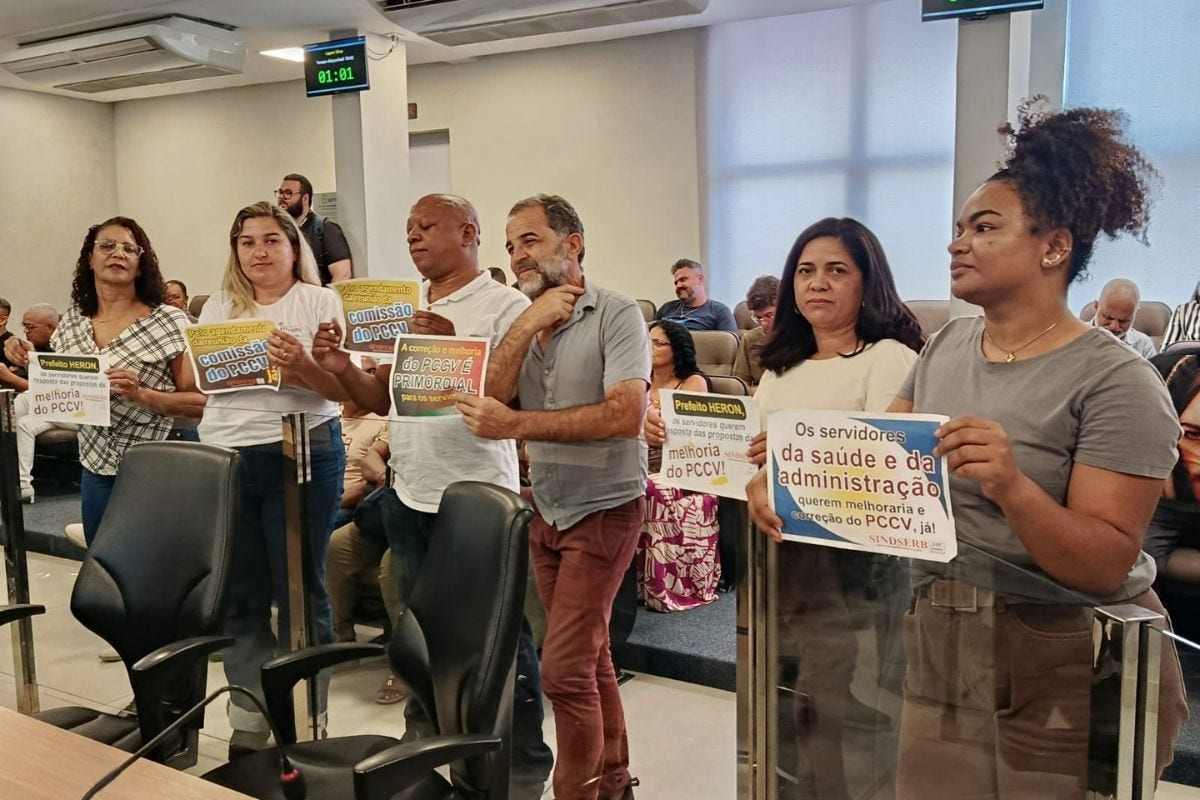 Trabalhadores foram protestar na reunião da Câmara de Betim, ocorrida na terça (28)