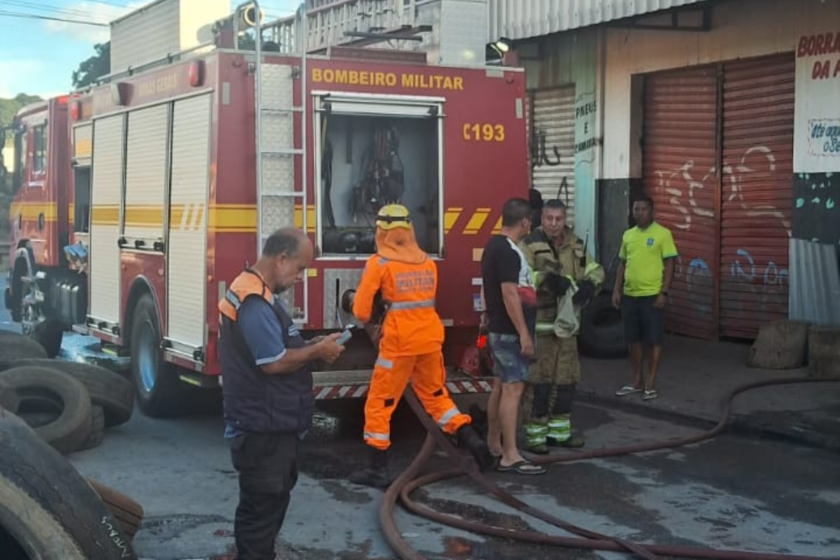 Bombeiros e Defesa Civil estão empenhados no atendimento à ocorrência