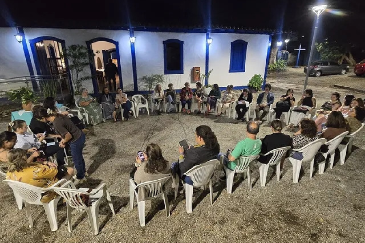 Projeto promove encontros periódicos e itinerantes voltados à troca de experiências entre leitores.