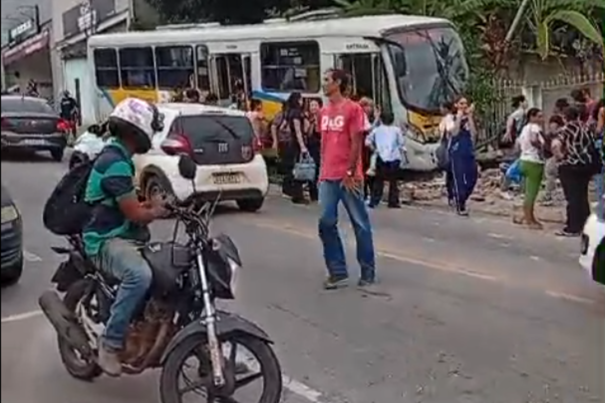 Ônibus se chocou contra muro na avenida das Acácias, na tarde desta sexta-feira (27/2)