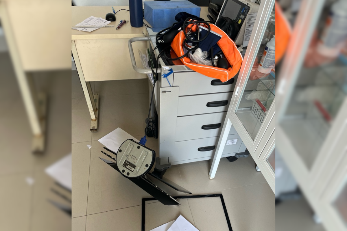 Computador ficou danificado após paciente arremessar monitor ao chão