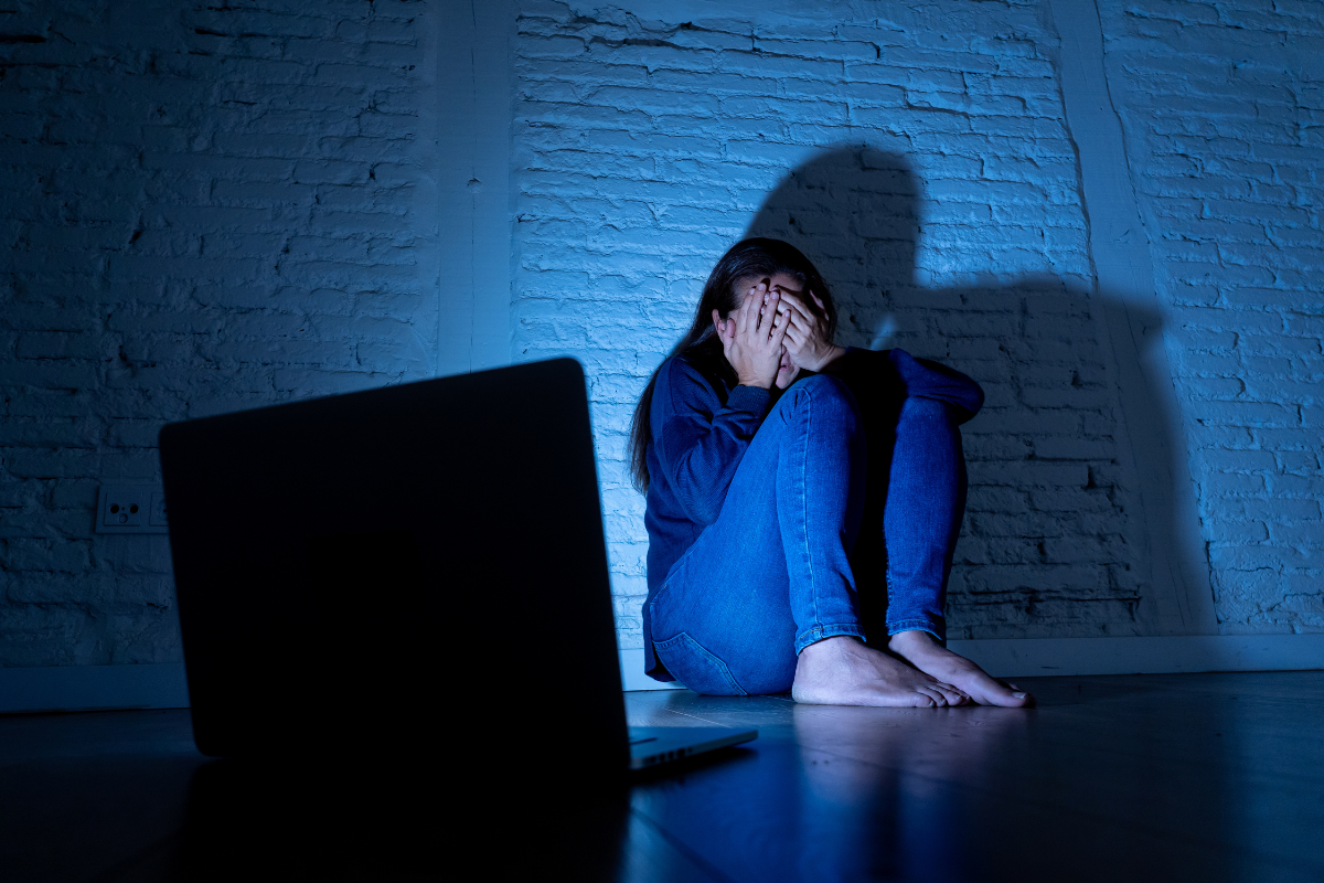 O uso da internet sem monitoramento pode fazer com que jovens sejam vítimas de crimes