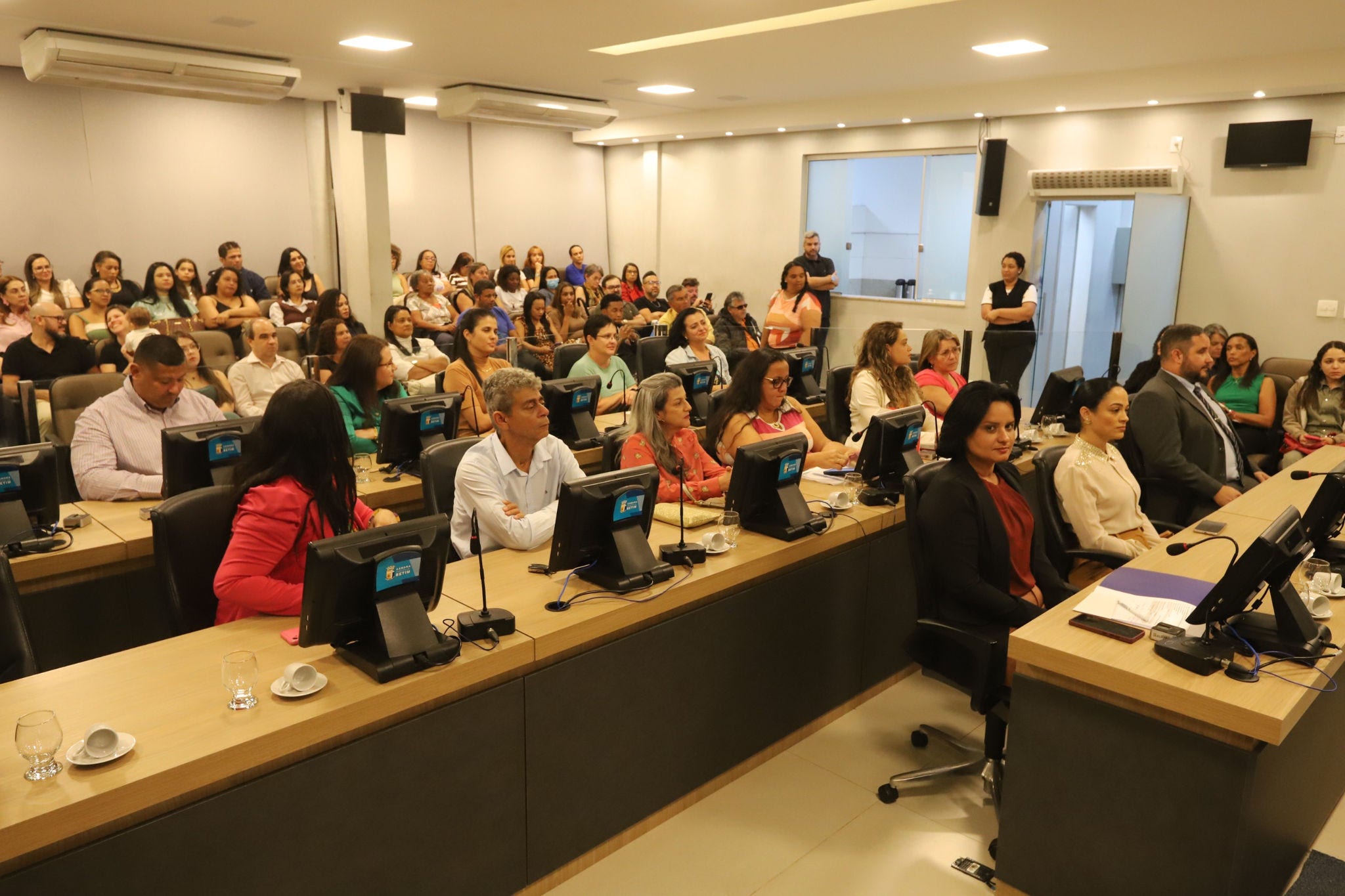 Plenário da sede do Legislativo betinense ficou lotado nessa segunda (25/8)