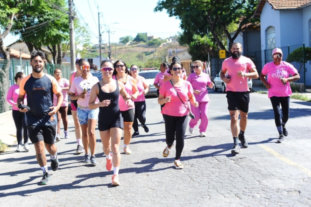 Organização pede que as participantes usem peças de vestuário rosa em apoio à ação