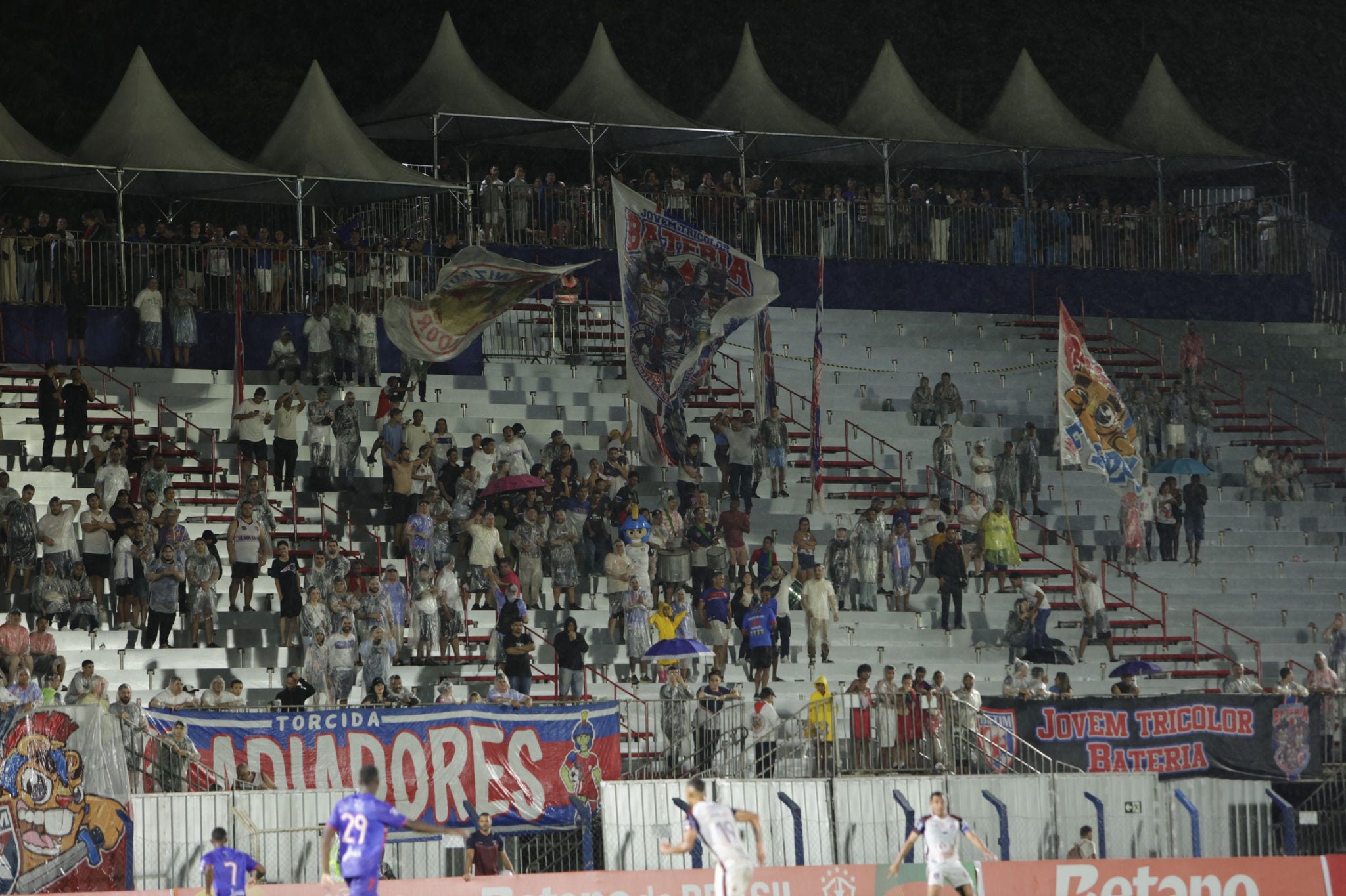 Debaixo de muita chuva, o torcedor apoiou o time na última partida