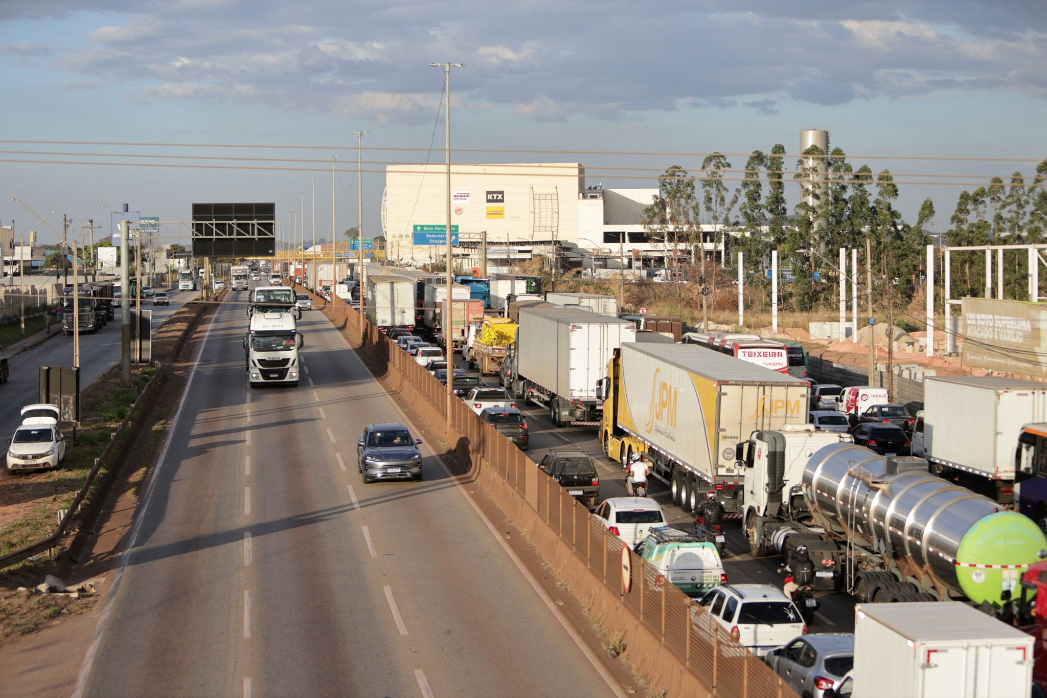 Estreitamento de pista e bifurcação são apontados como possíveis causas de ocorrências na via