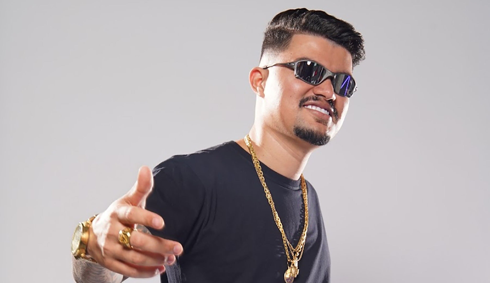 Produtor musical, ele assina o hit “Posso Até Não te Dar Flores”, sucesso nas plataformas digitais e nas pistas. 