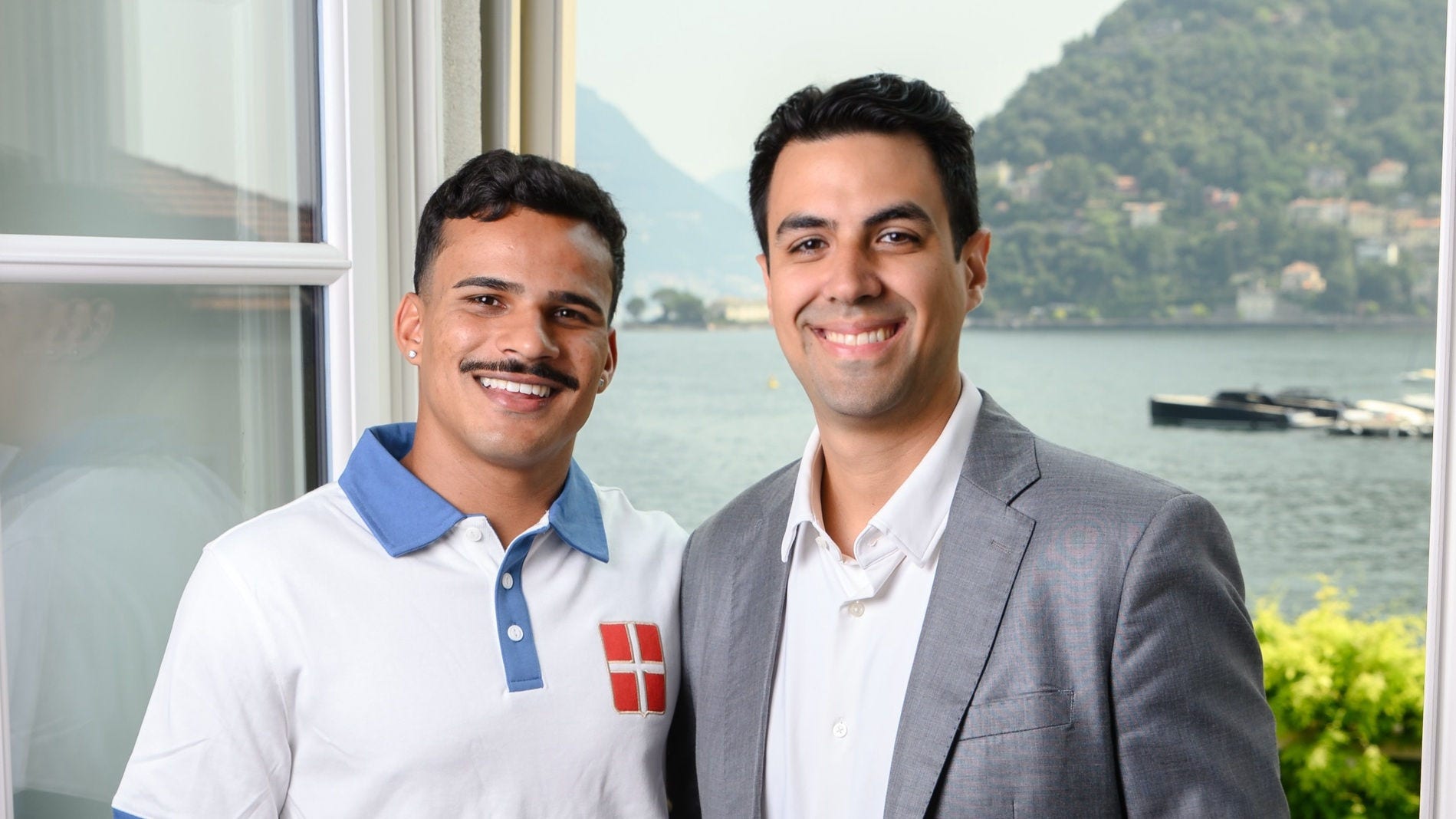 Kaiki ao lado de um de seus agentes no dia da assinatura de contrato