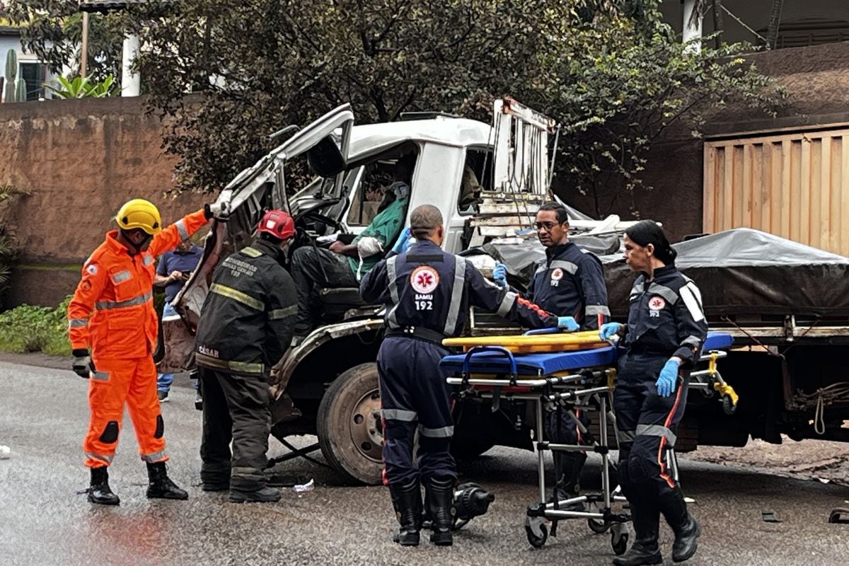Por volta das 9h, bombeiros atenderam o acidente no sentido Mário Campos, em frente à rua Mangal, nas proximidades da Colônia Santa Izabel