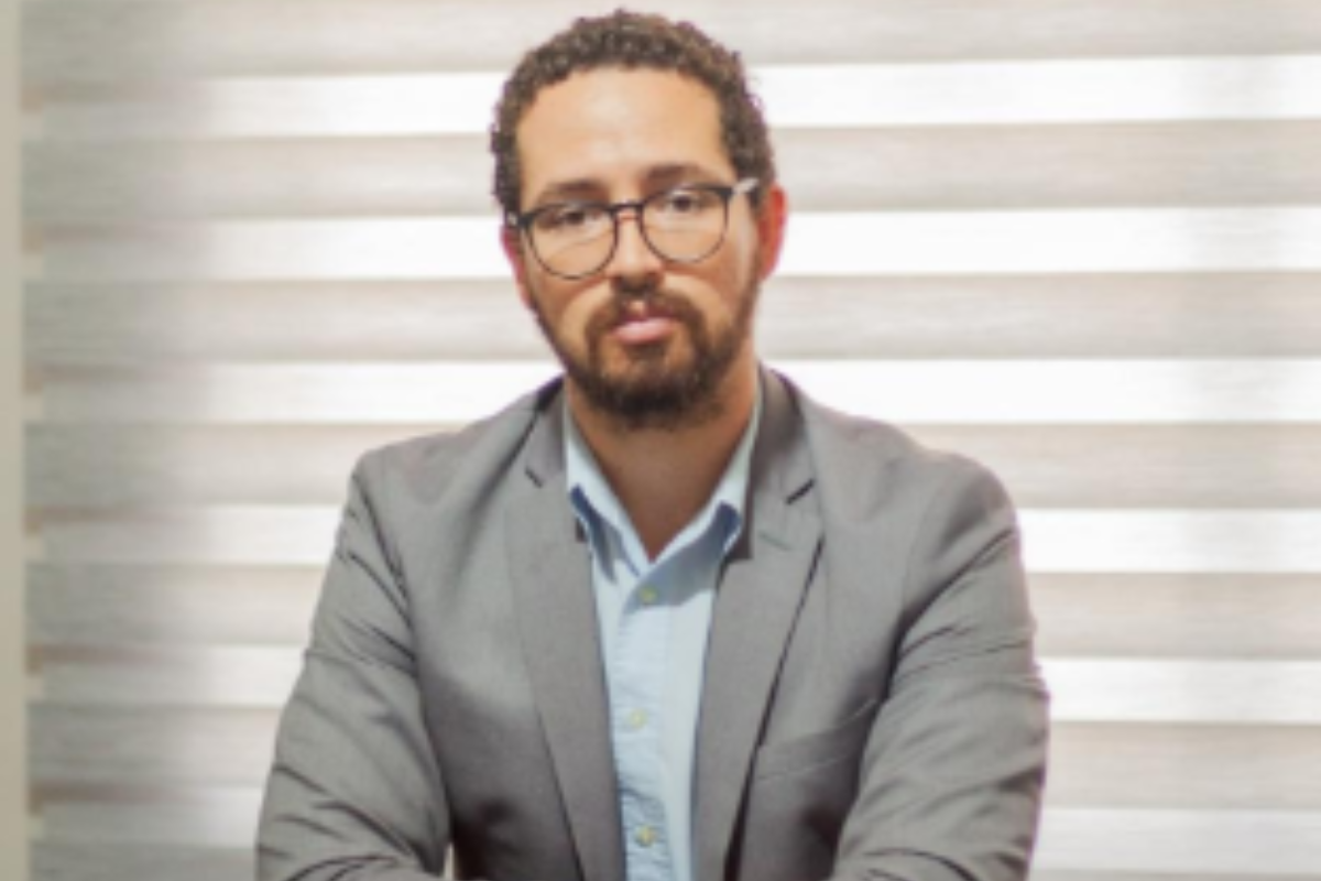 Jean Araújo informa que é especialista em direito público, municipal e administrativo
