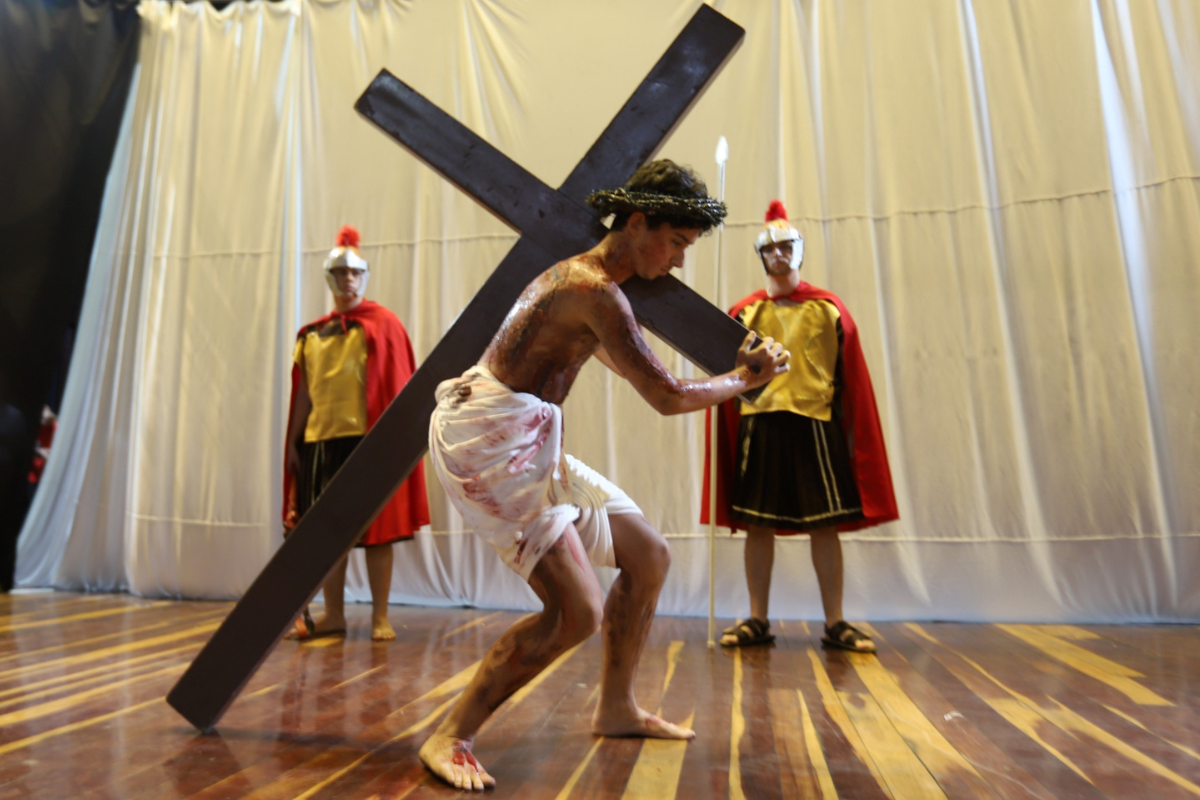 Encenação da Paixão de Cristo relembra crucificação de Jesus Cristo