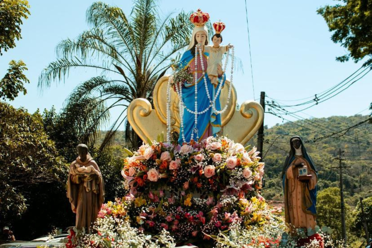 Igreja matriz, a Paróquia Nossa Senhora do Rosário e São Sebastião, está localizada na Praça da Matriz, 13, no bairro Vianópolis