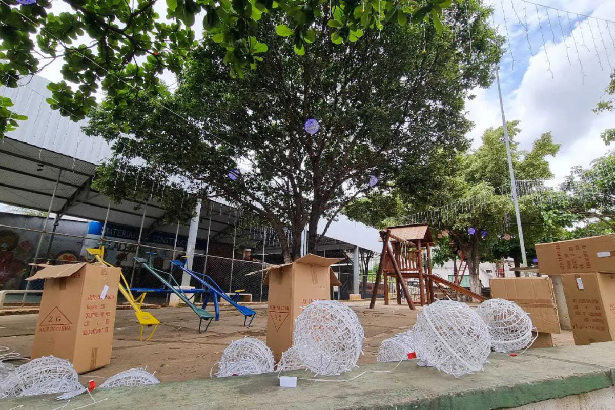 Espaço terá cordões e globos luminosos nas cores azul, vermelho, branco e amarelo, e outros adereços