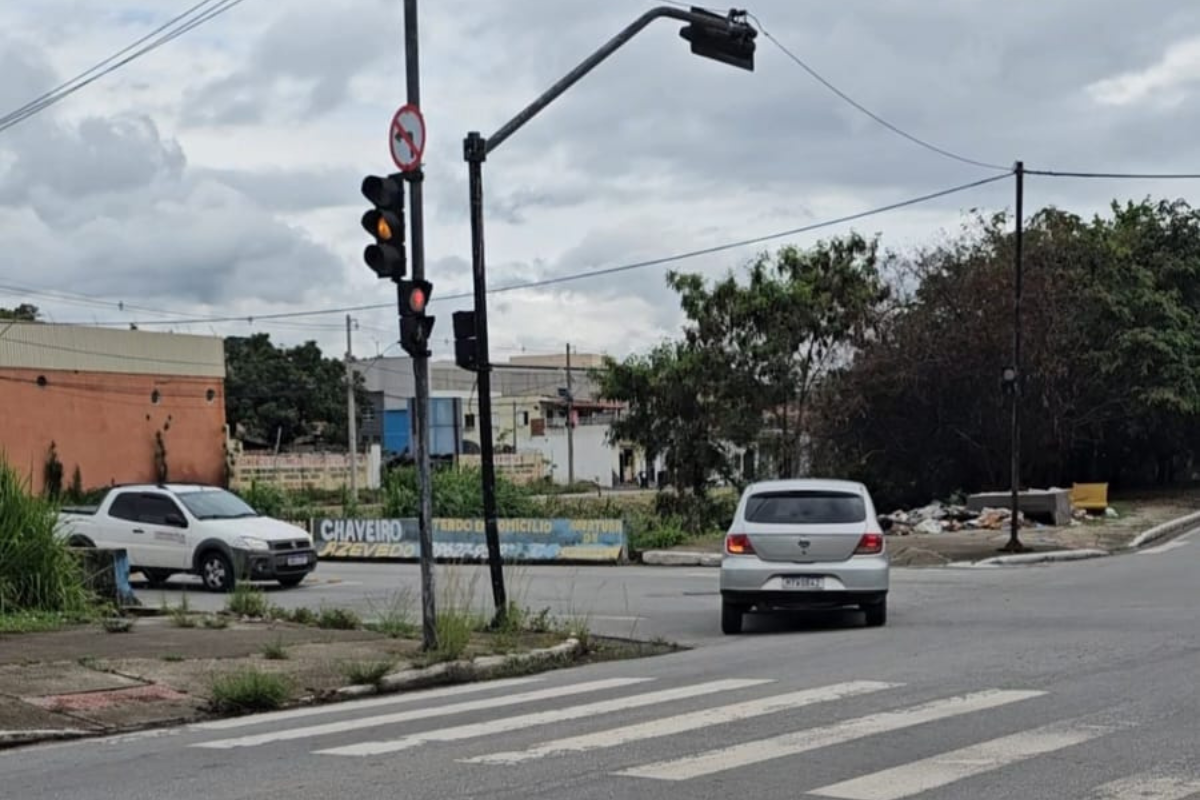 Motoristas desrespeitam sinalização em cruzamento na Marco Túlio Isaac