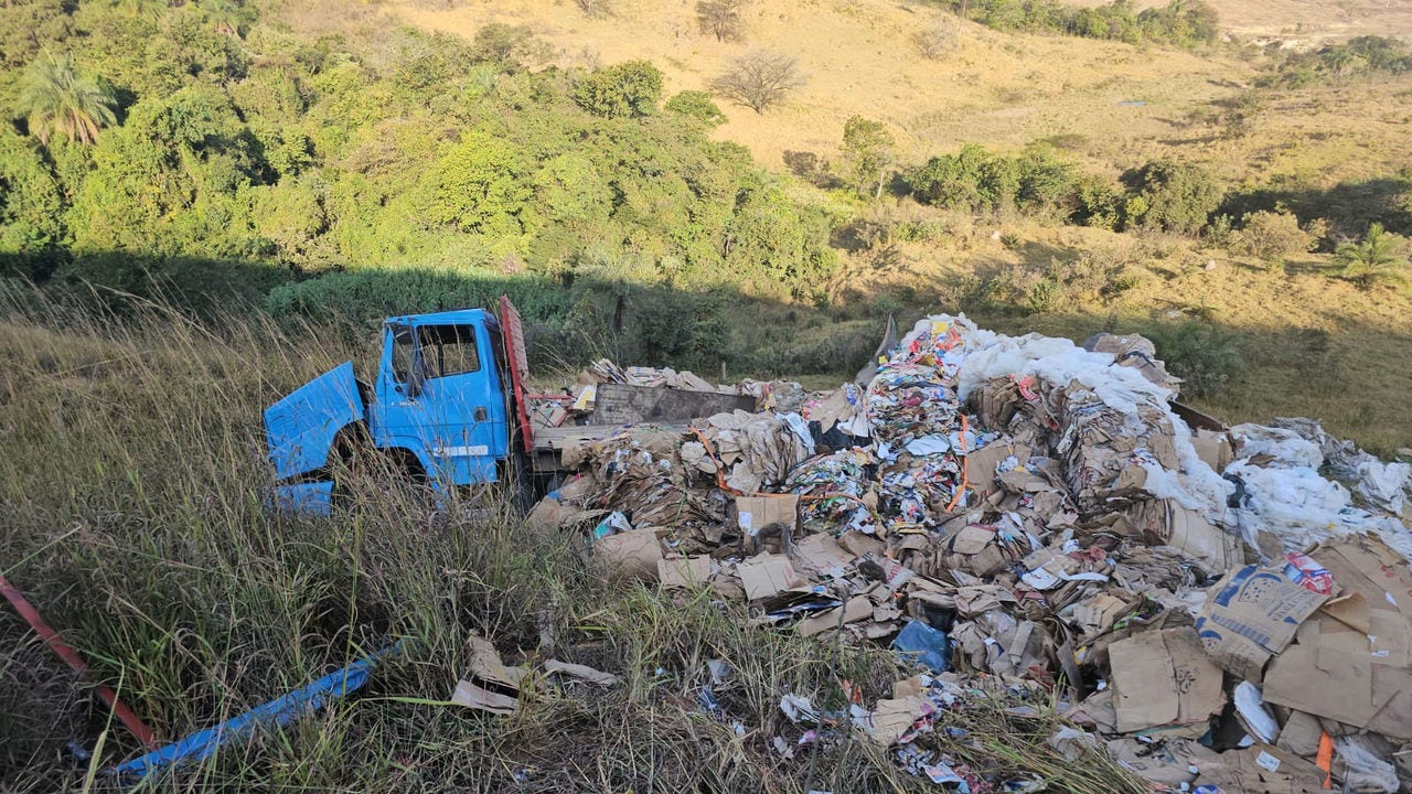 Caminhão estava carregado com material para reciclagem