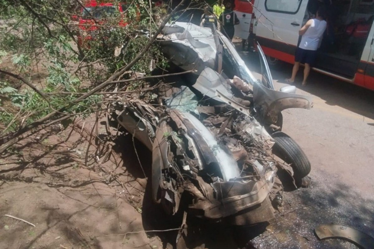 Carro ficou destruído após ser atingido por caminhão na rua Paiva Conde