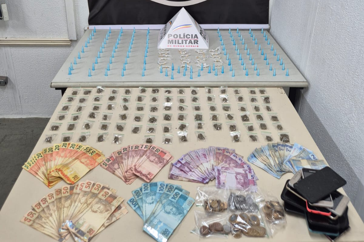 Polícia apreendeu 115 pinos de cocaína, 88 buchas de maconha, 68 pedras de crack, 11 celulares e R$ 2.511
