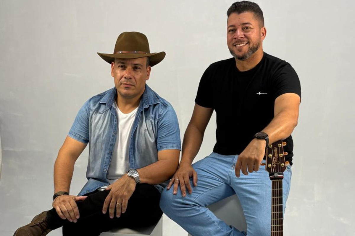 Dupla Carlos & Diego é uma das atrações do show ao vivo de domingo (12/7)