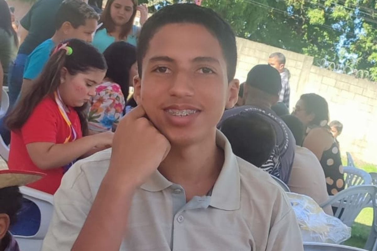 Emanuel Camilo Nerio de Oliveira, de 17 anos, usava uma bermuda de cor preta e uma blusa de cor verde quando desapareceu