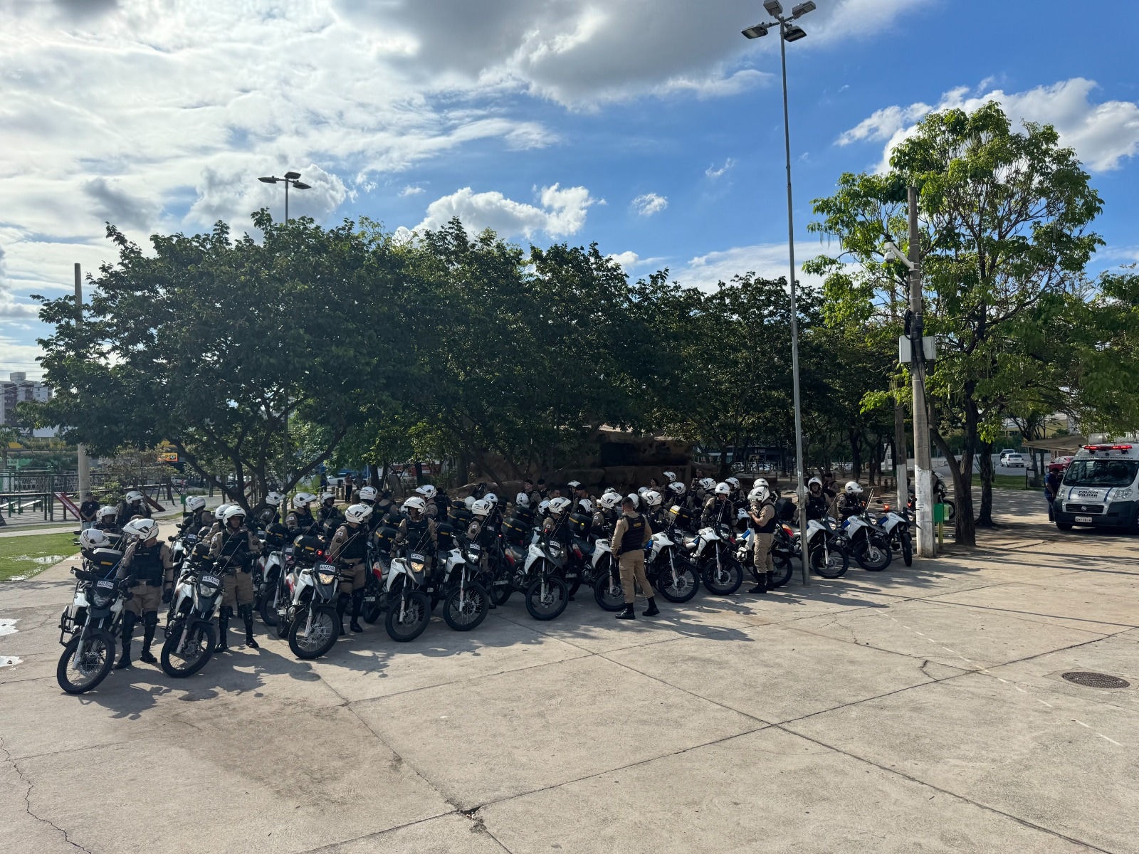 Nesta quarta-feira (23), 42 militares em motocicletas atuam nas áreas das três companhias do 33º BPM