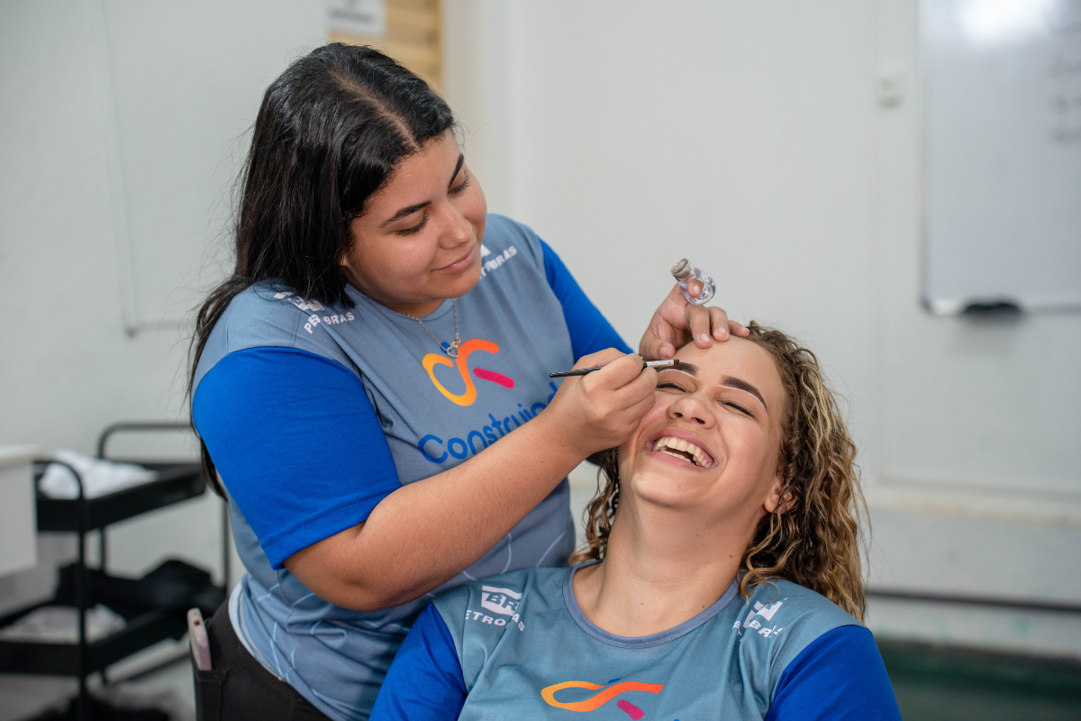 Um dos cursos é o de design de sobrancelhas; os alunos receberão, ao fim, um kit com produtos para início dos atendimentos