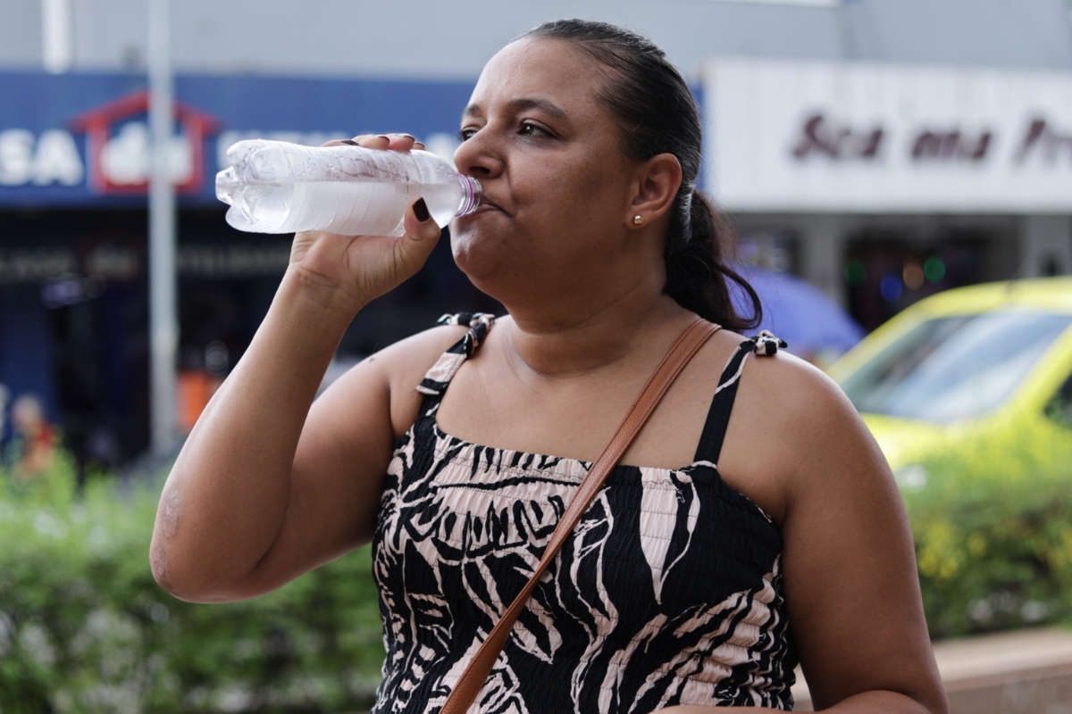 Além da hidratação, moradores também tentam reorganizar a rotina para evitar os horários mais quentes do dia
