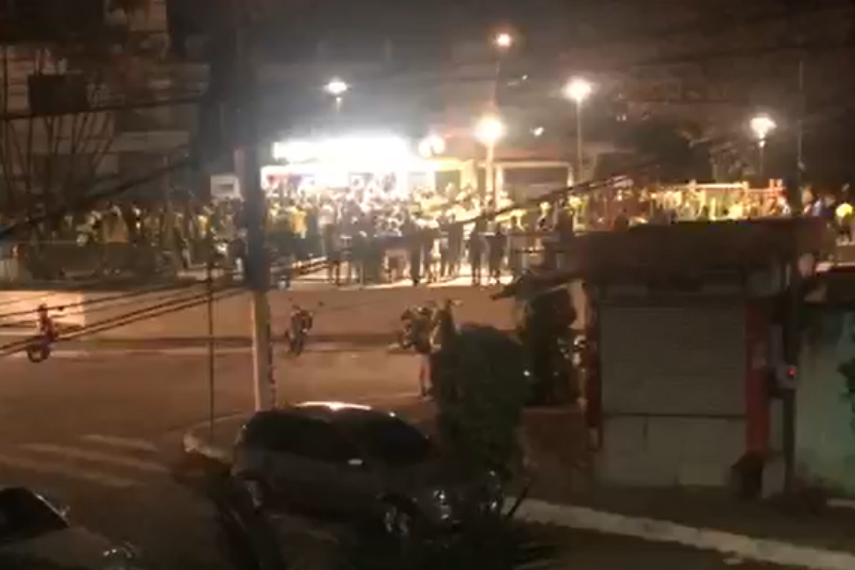 Comemoração foi até tarde da noite, incomodando quem mora nas proximidades da Praça São Cristóvão