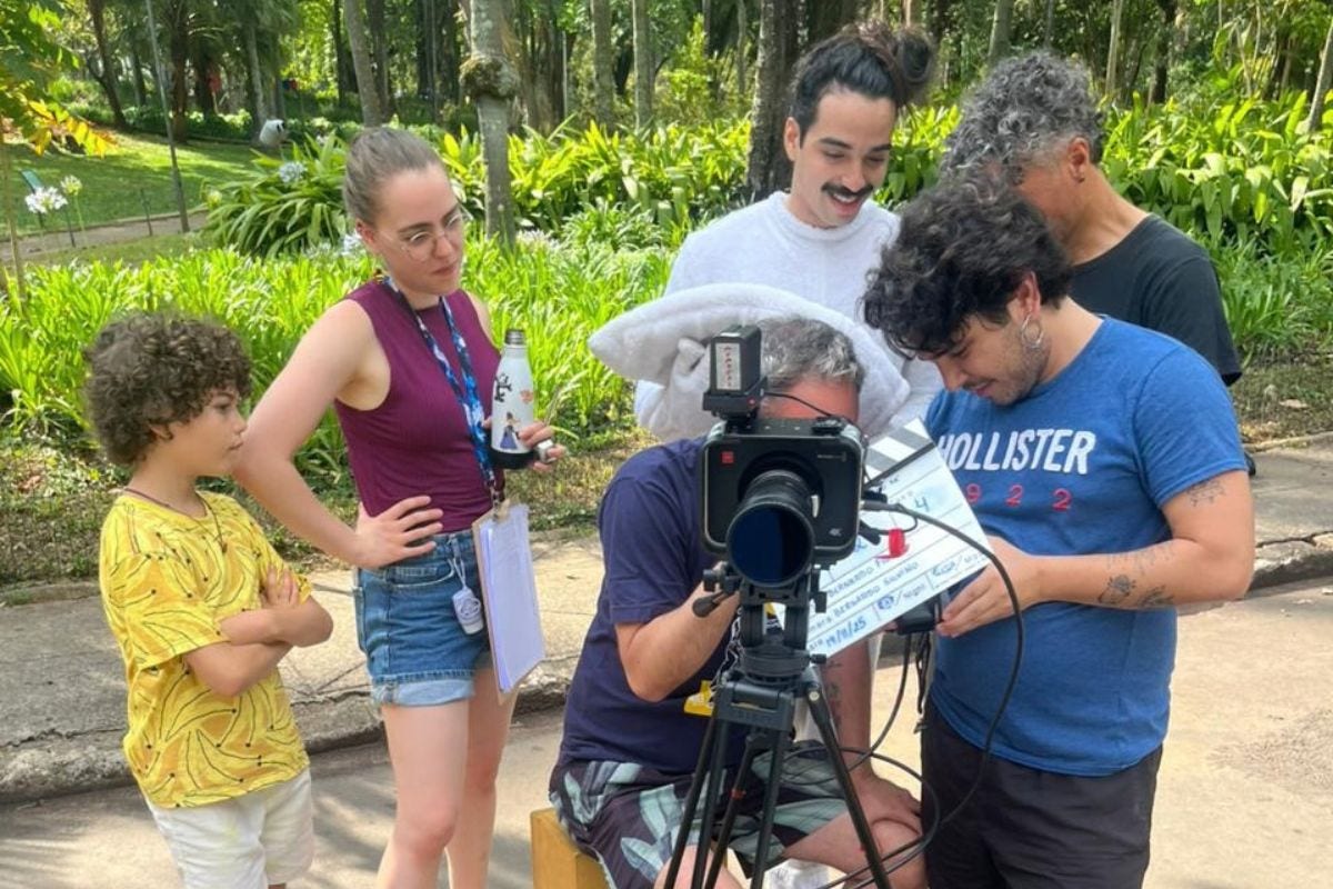 Equipe utilizou espaços públicos, relações e recursos disponíveis para filmar a obra, em um processo marcado pela colaboração entre os artistas