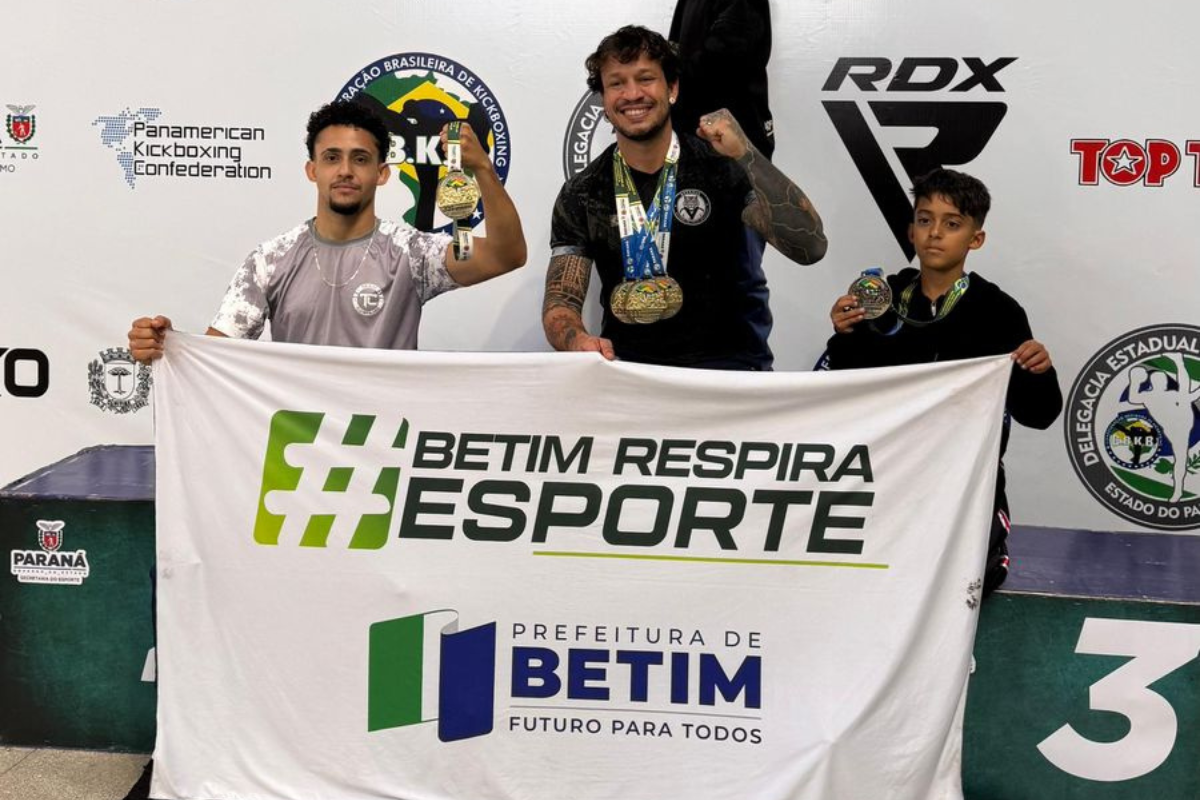 Da esquerda para a direita, Gabriel Fidelix, Breno Rodrigues e Nicolas Fidelix exibem medalhas conquistadas em Curitiba